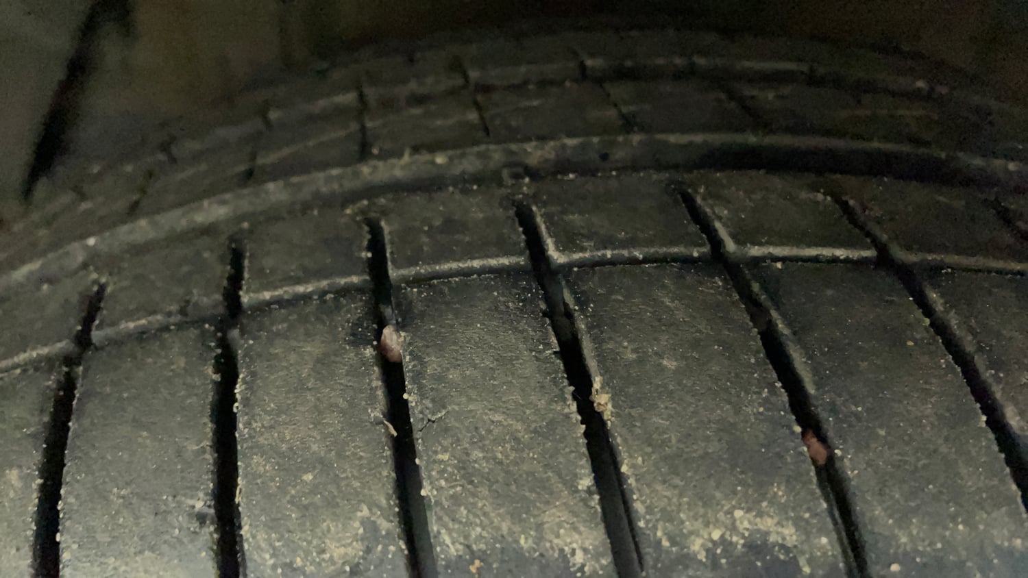 Used 2022 Mahindra XUV 300 W8 (O) 1.5 Diesel AMT Diesel Automatic tyres LEFT FRONT TYRE TREAD VIEW