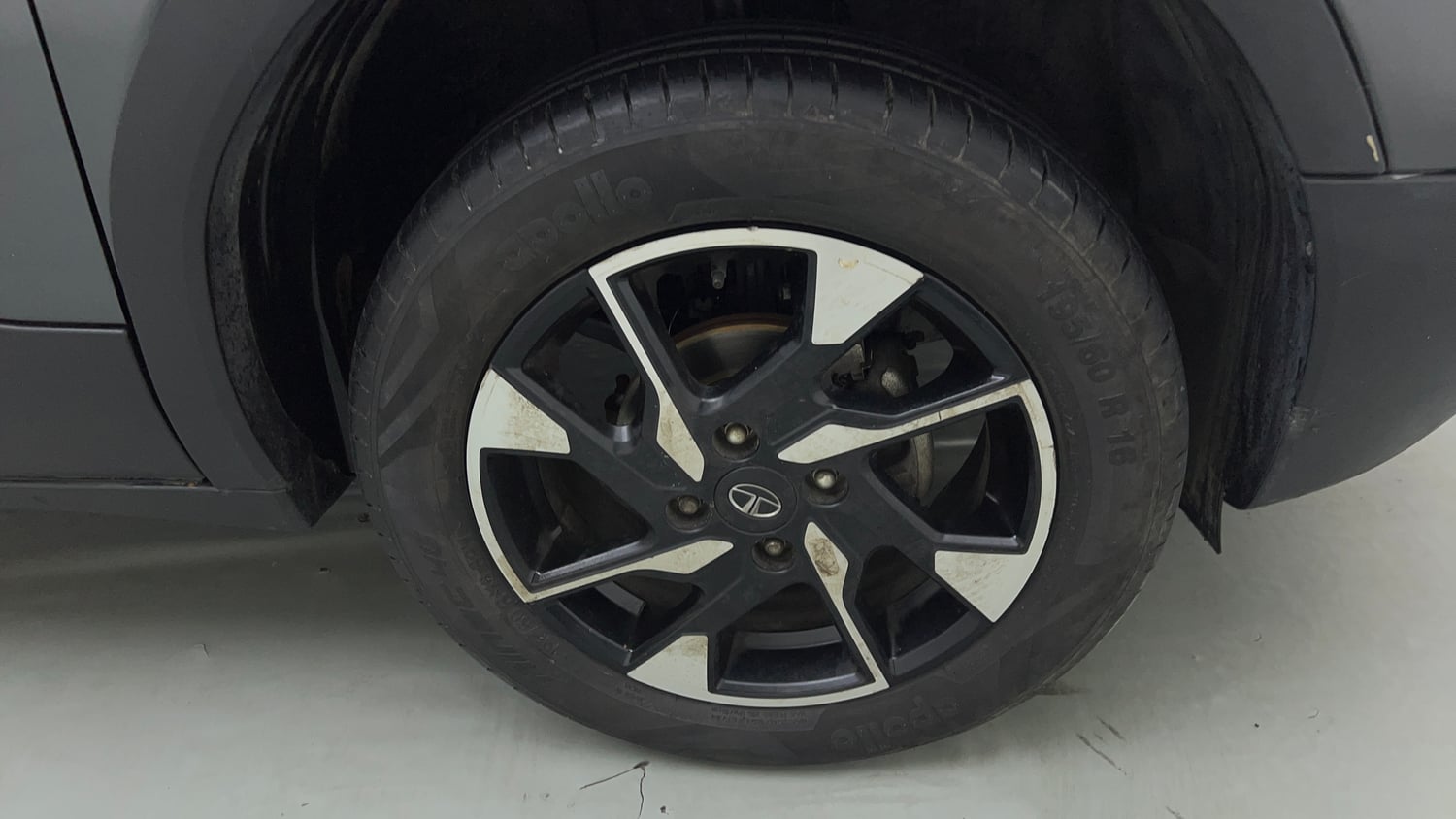 Used 2023 Tata Punch Accomplished Dazzle Pack MT Petrol Manual tyres RIGHT FRONT TYRE RIM VIEW