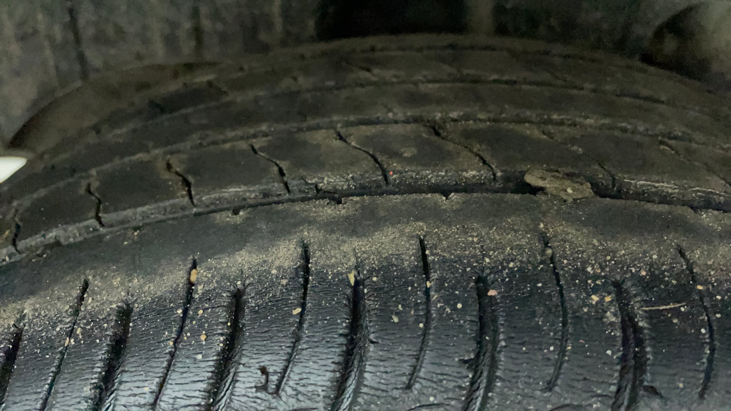 Used 2022 Mahindra XUV 300 W8 (O) 1.5 Diesel AMT Diesel Automatic tyres RIGHT REAR TYRE TREAD VIEW
