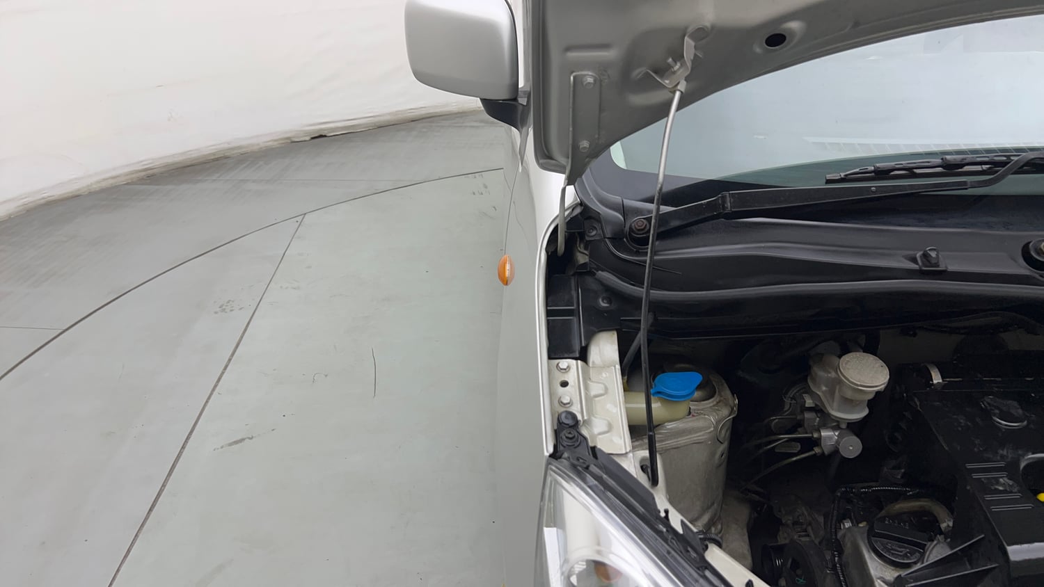 Used 2016 Maruti Suzuki Wagon R 1.0 VXI AMT Petrol Automatic engine ENGINE RIGHT SIDE HINGE & APRON VIEW