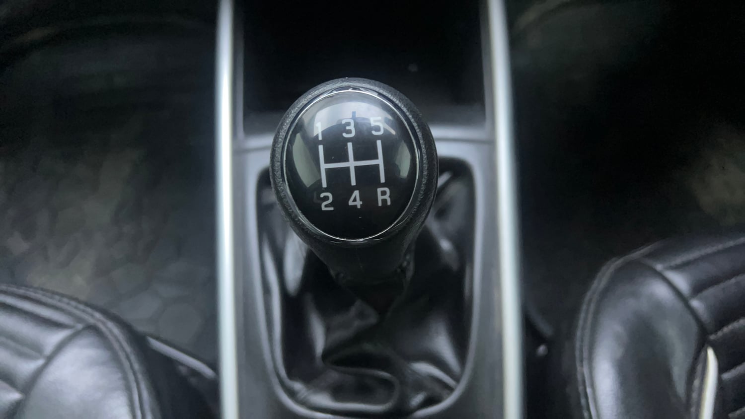 Used 2017 Maruti Suzuki Baleno Zeta 1.2 Petrol Manual interior GEAR  KNOB VIEW