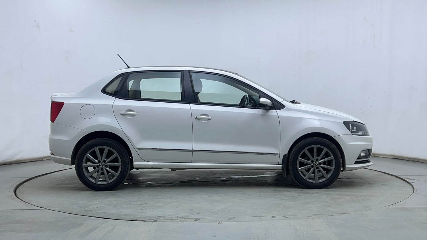 Used 2019 Volkswagen Ameo Highline1.0L (P) Petrol Manual exterior RIGHT SIDE VIEW