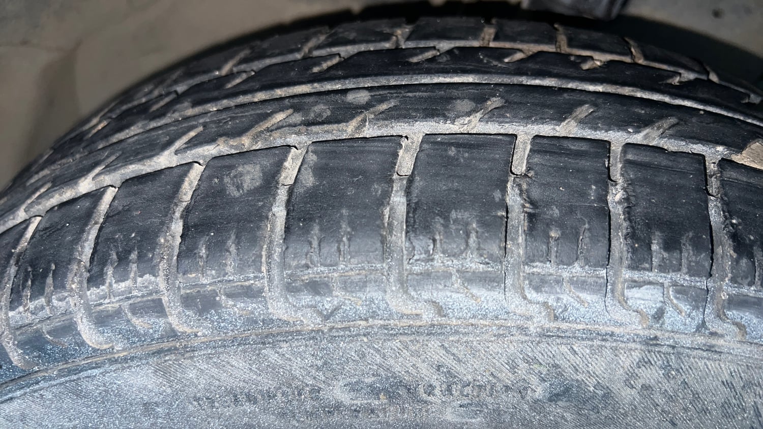 Used 2016 Maruti Suzuki Swift VXi Petrol Manual tyres RIGHT FRONT TYRE TREAD VIEW