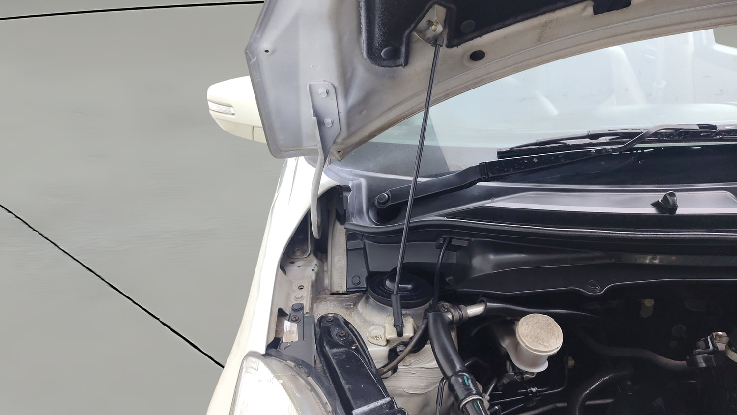 Used 2014 Maruti Suzuki Swift Dzire VXI Petrol Manual engine ENGINE RIGHT SIDE HINGE & APRON VIEW