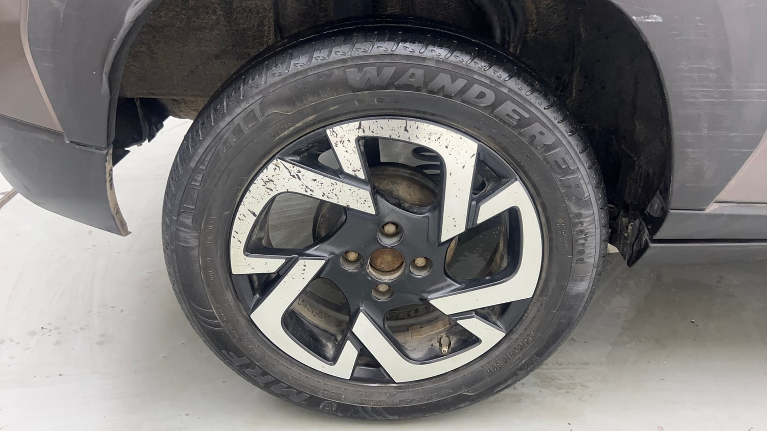 Used 2021 Nissan Magnite XV Turbo Petrol Manual tyres RIGHT REAR TYRE RIM VIEW