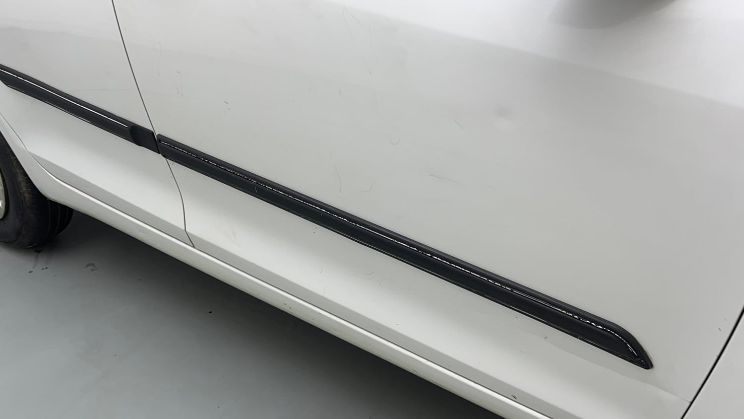 Used 2017 Maruti Suzuki Swift Lxi (O) Petrol Manual dents MINOR DENT