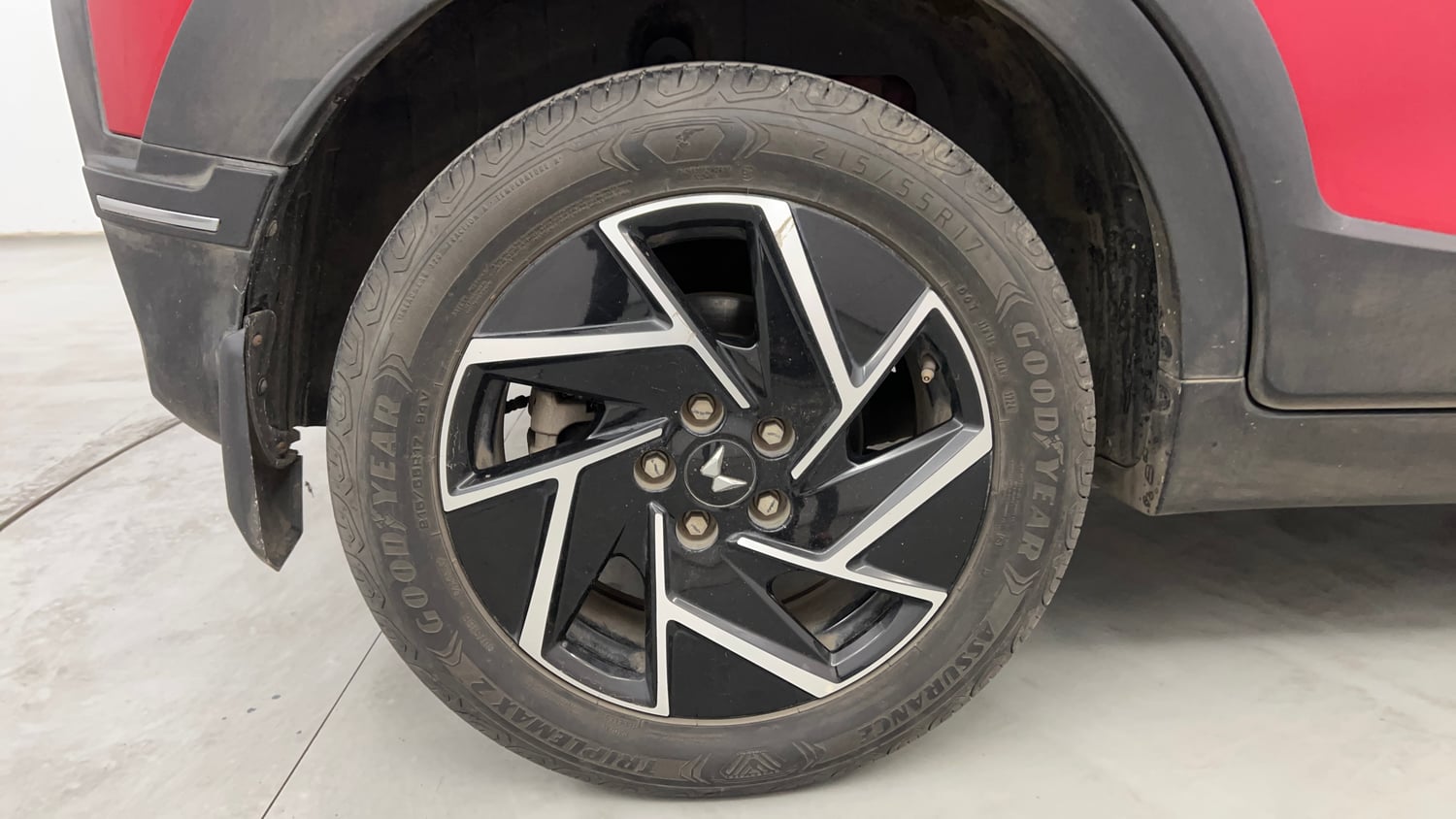 Used 2024 Mahindra XUV 3XO AX7 1.2 Petrol AT Petrol Automatic tyres RIGHT REAR TYRE RIM VIEW