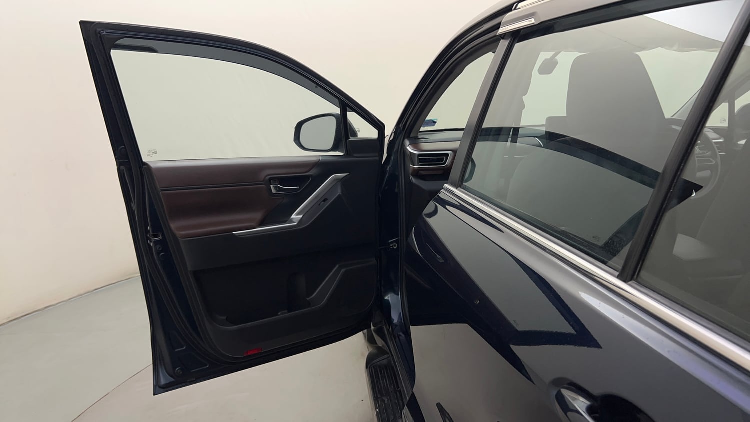 Used 2024 Toyota Innova Hycross GX (O) 7 STR Petrol Automatic interior LEFT FRONT DOOR OPEN VIEW
