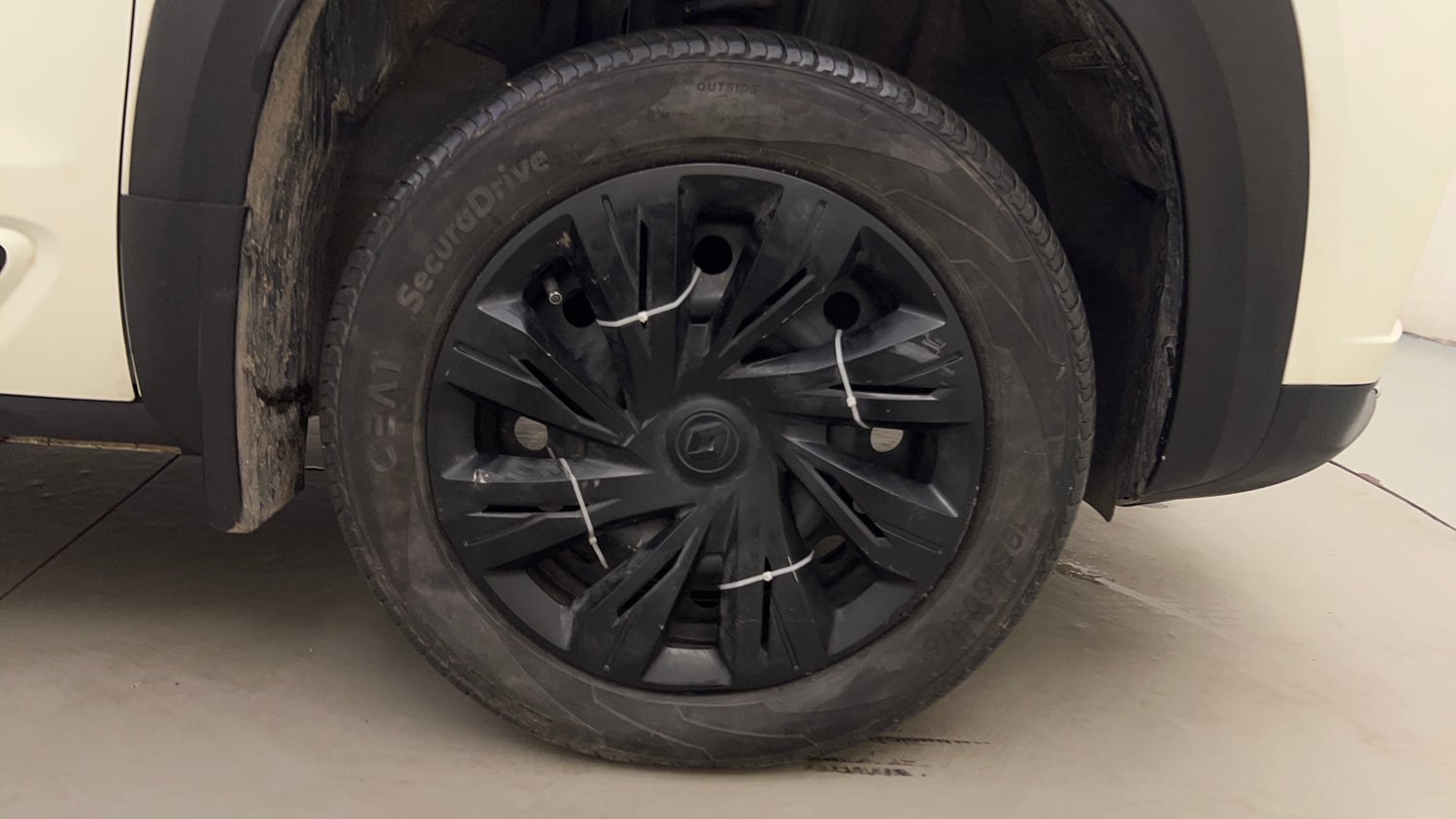Used 2025 Renault Kiger RXL Petrol Manual tyres RIGHT FRONT TYRE RIM VIEW