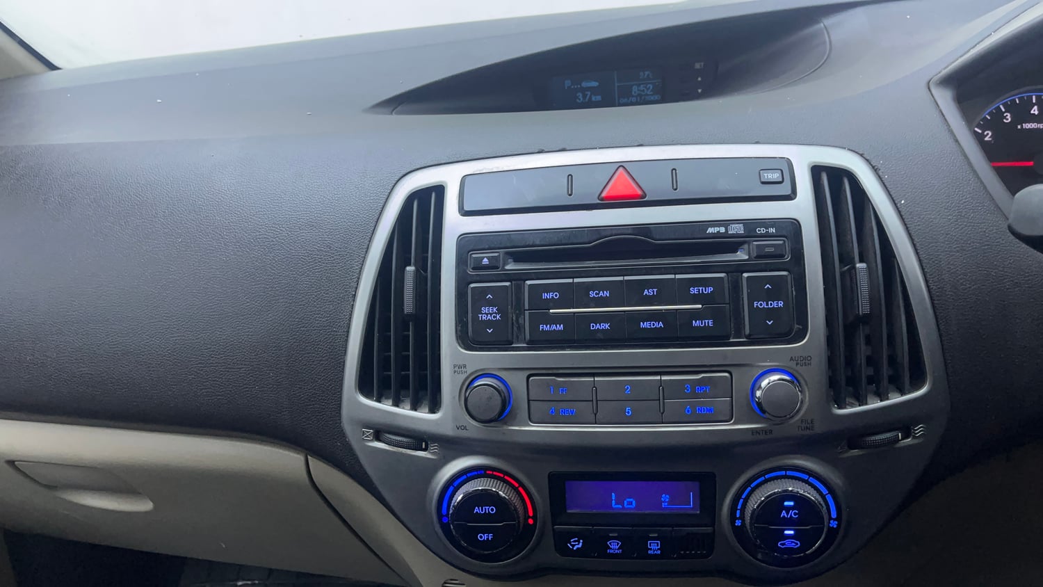 Used 2014 Hyundai i20 Magna 1.2 Petrol Manual interior MUSIC SYSTEM & AC CONTROL VIEW