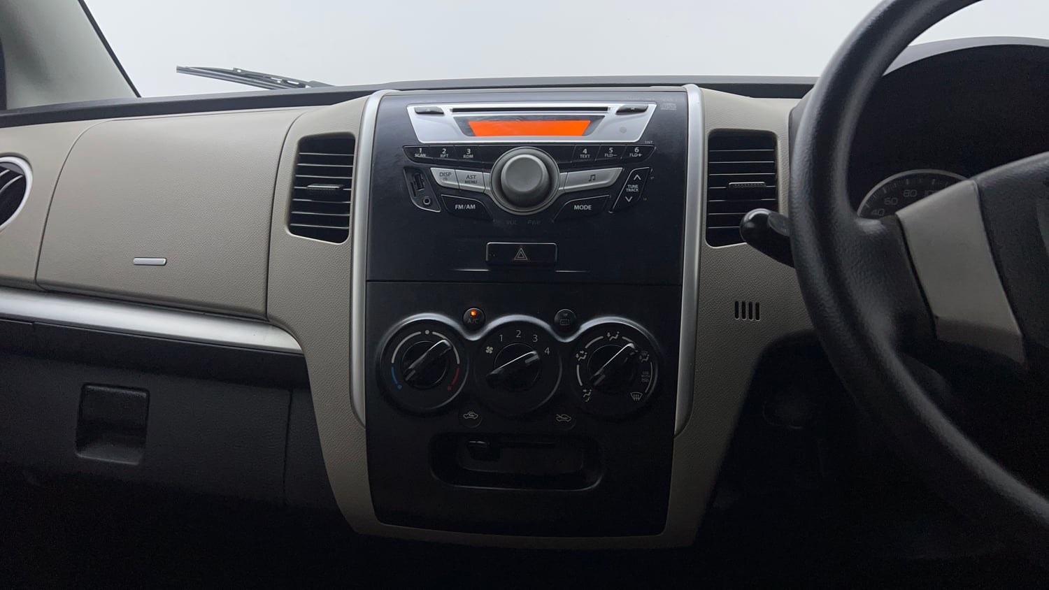 Used 2015 Maruti Suzuki Wagon R VXI Petrol Manual top_features Integrated (in-dash) music system
