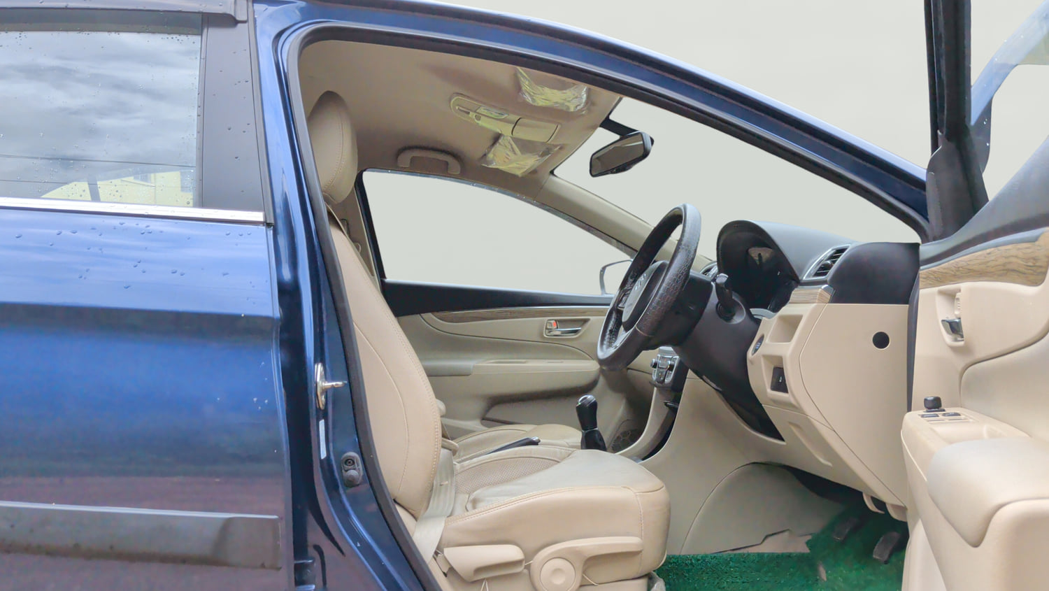 Used 2019 Maruti Suzuki Ciaz Alpha Hybrid 1.5 Petrol Manual interior RIGHT SIDE FRONT DOOR CABIN VIEW