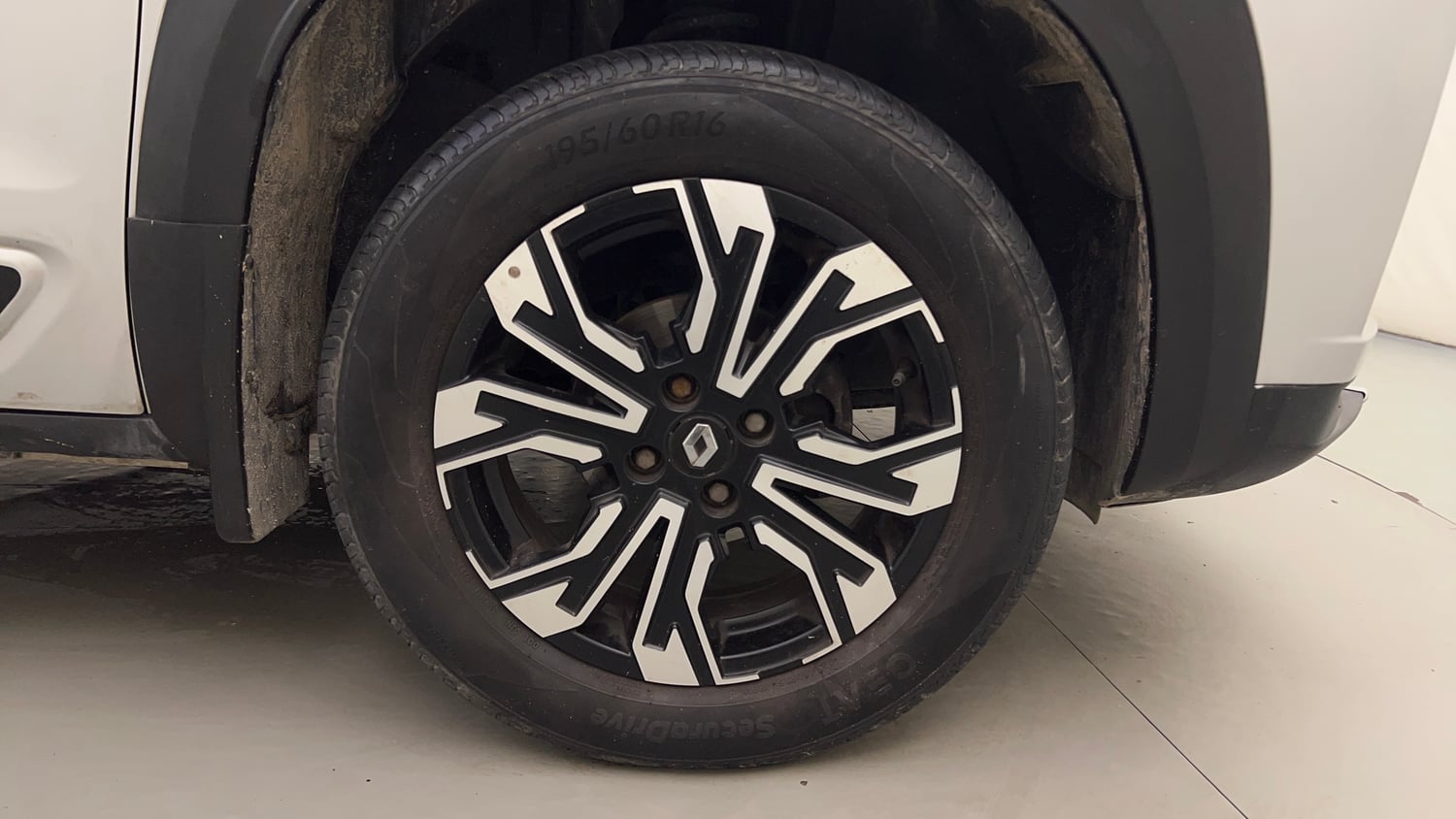 Used 2023 Renault Kiger RXZ MT Petrol Manual tyres RIGHT FRONT TYRE RIM VIEW