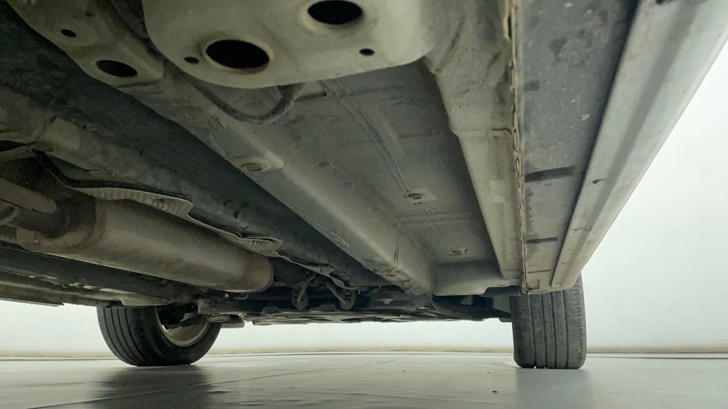 Used 2021 Mahindra XUV 300 W8 (O) 1.2 Petrol Petrol Manual extra REAR RIGHT UNDERBODY VIEW