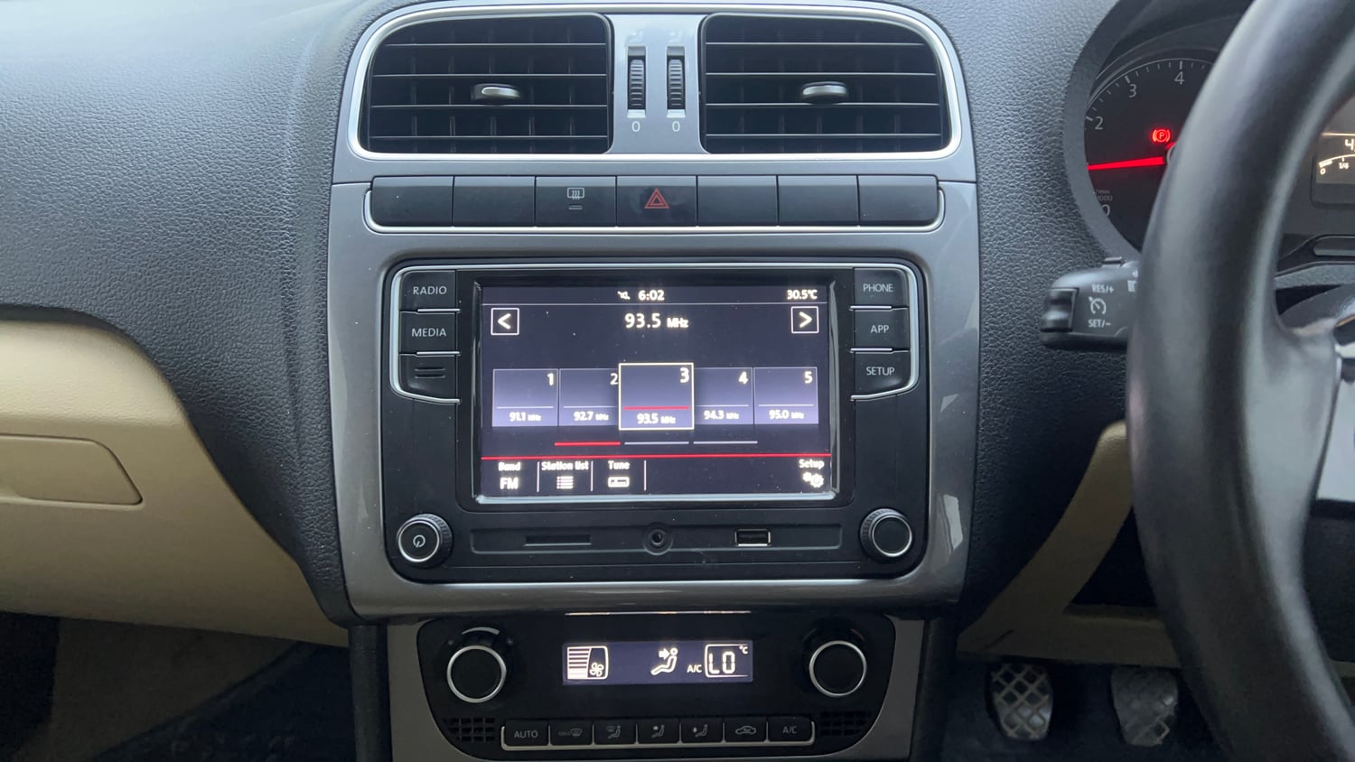 Used 2019 Volkswagen Ameo Highline1.0L (P) Petrol Manual interior MUSIC SYSTEM & AC CONTROL VIEW