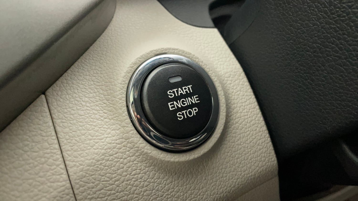 Used 2021 Mahindra XUV 300 W8 (O) 1.2 Petrol Petrol Manual top_features Keyless start