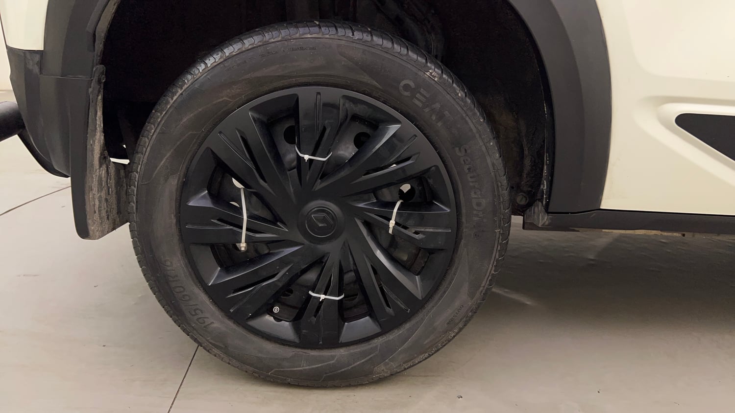 Used 2025 Renault Kiger RXL Petrol Manual tyres RIGHT REAR TYRE RIM VIEW