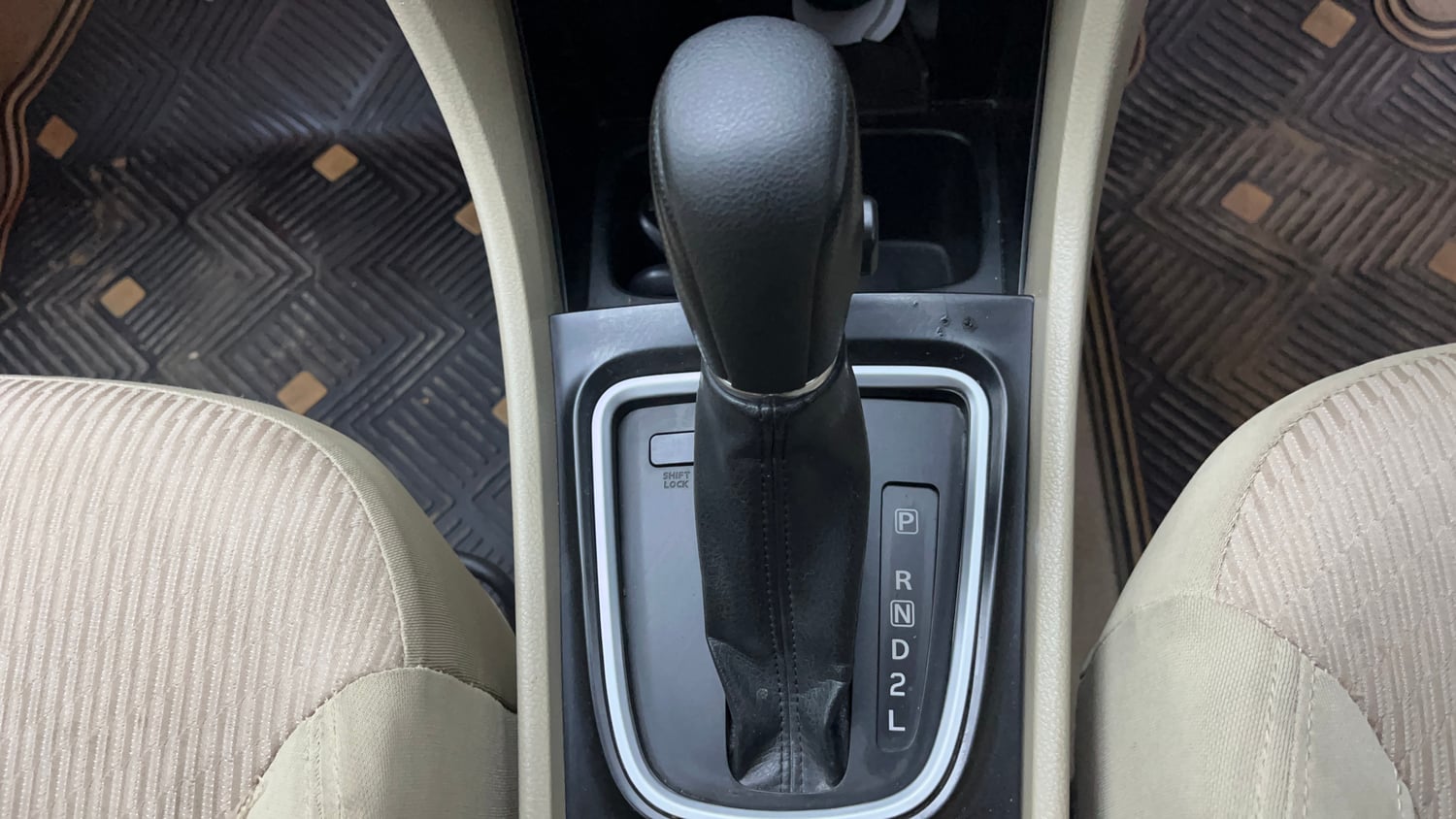 Used 2018 Maruti Suzuki Ciaz Zeta Hybrid 1.5 AT Petrol Automatic interior GEAR  KNOB VIEW
