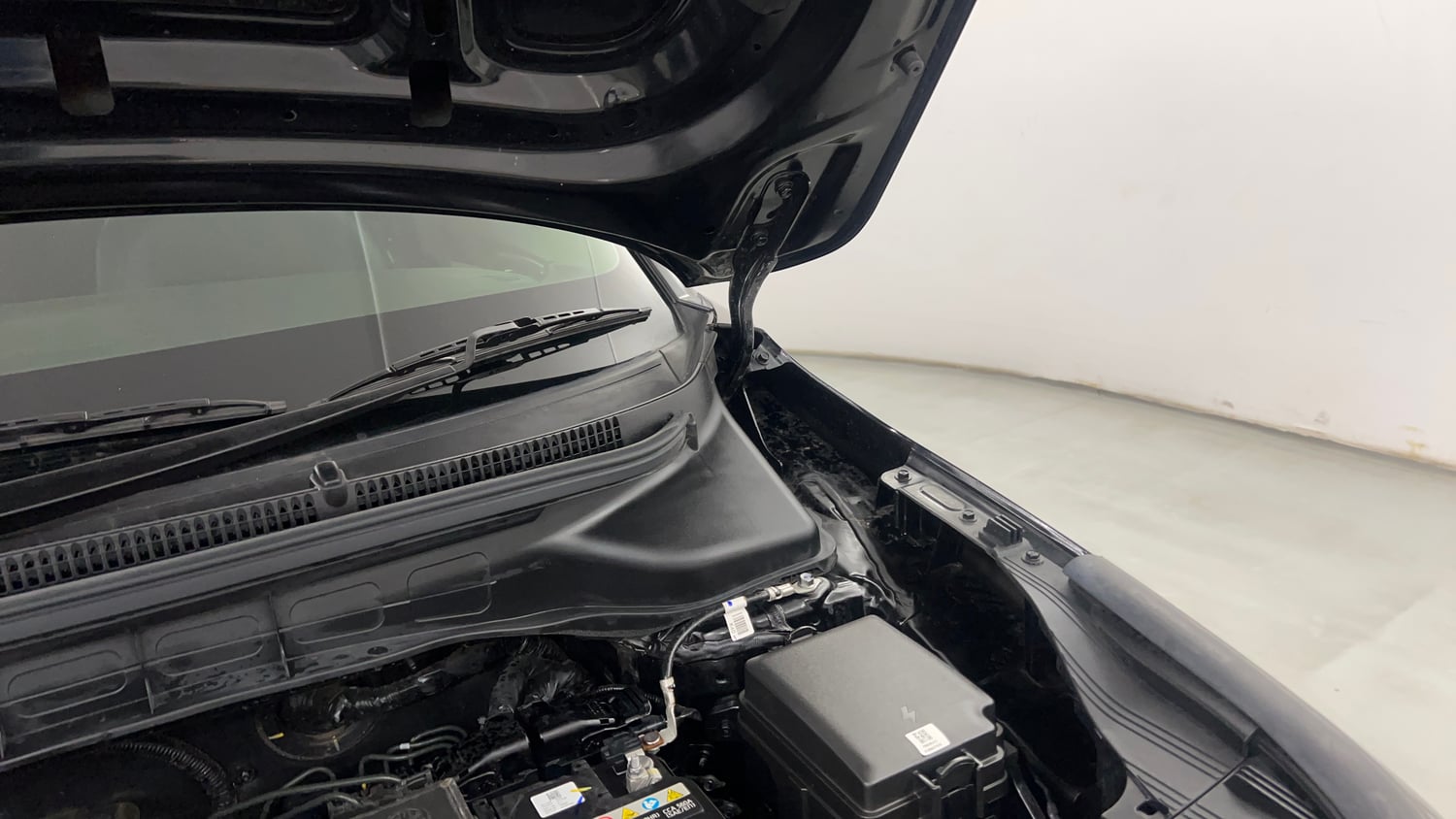 Used 2026 Kia Carens Premium (O) 1.5 Petrol 7 STR Petrol Manual engine ENGINE LEFT SIDE HINGE & APRON VIEW