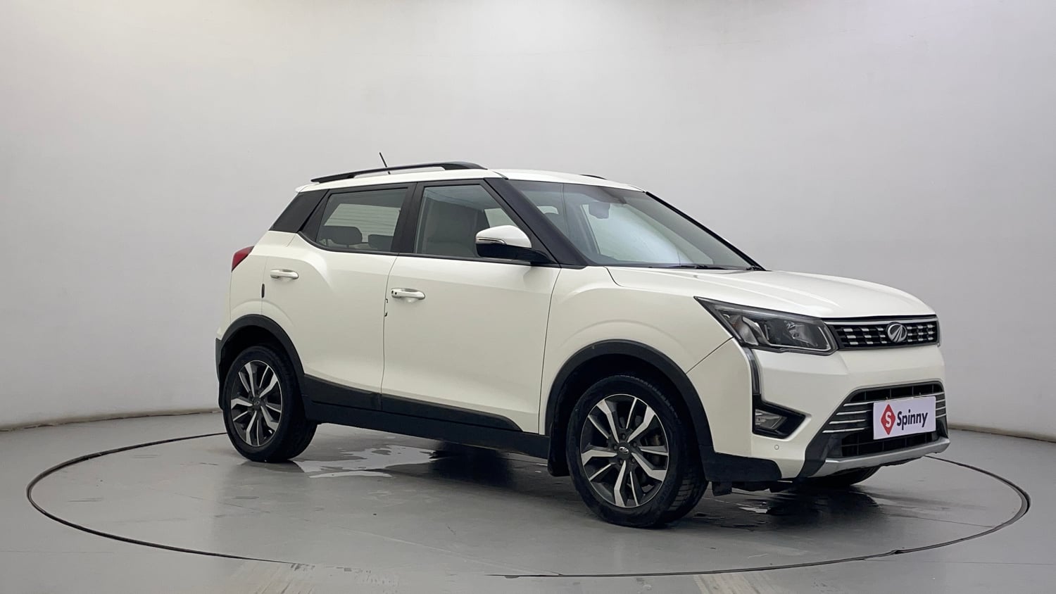 Used 2022 Mahindra XUV 300 W8 (O) 1.5 Diesel AMT Diesel Automatic exterior RIGHT FRONT CORNER VIEW