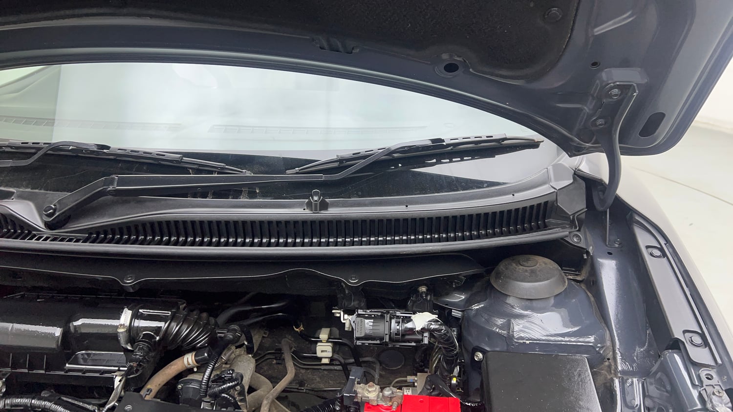 Used 2018 Maruti Suzuki Baleno Delta 1.2 Petrol Manual engine ENGINE LEFT SIDE HINGE & APRON VIEW