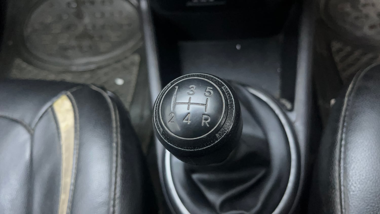 Used 2014 Hyundai i20 Magna 1.2 Petrol Manual interior GEAR  KNOB VIEW