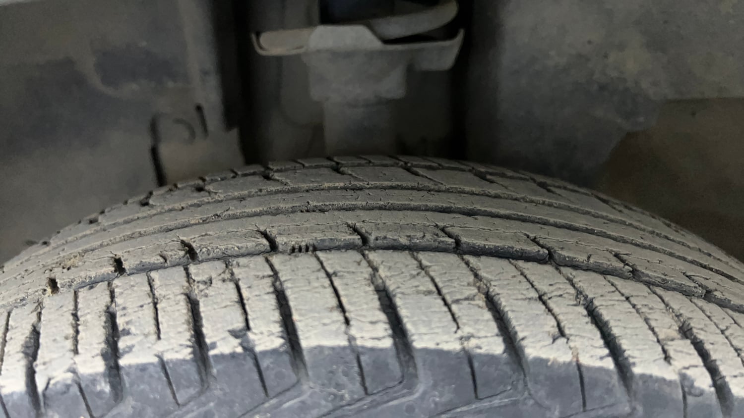 Used 2019 Renault Kwid 1.0 RXT AMT Opt Petrol Automatic tyres LEFT FRONT TYRE TREAD VIEW