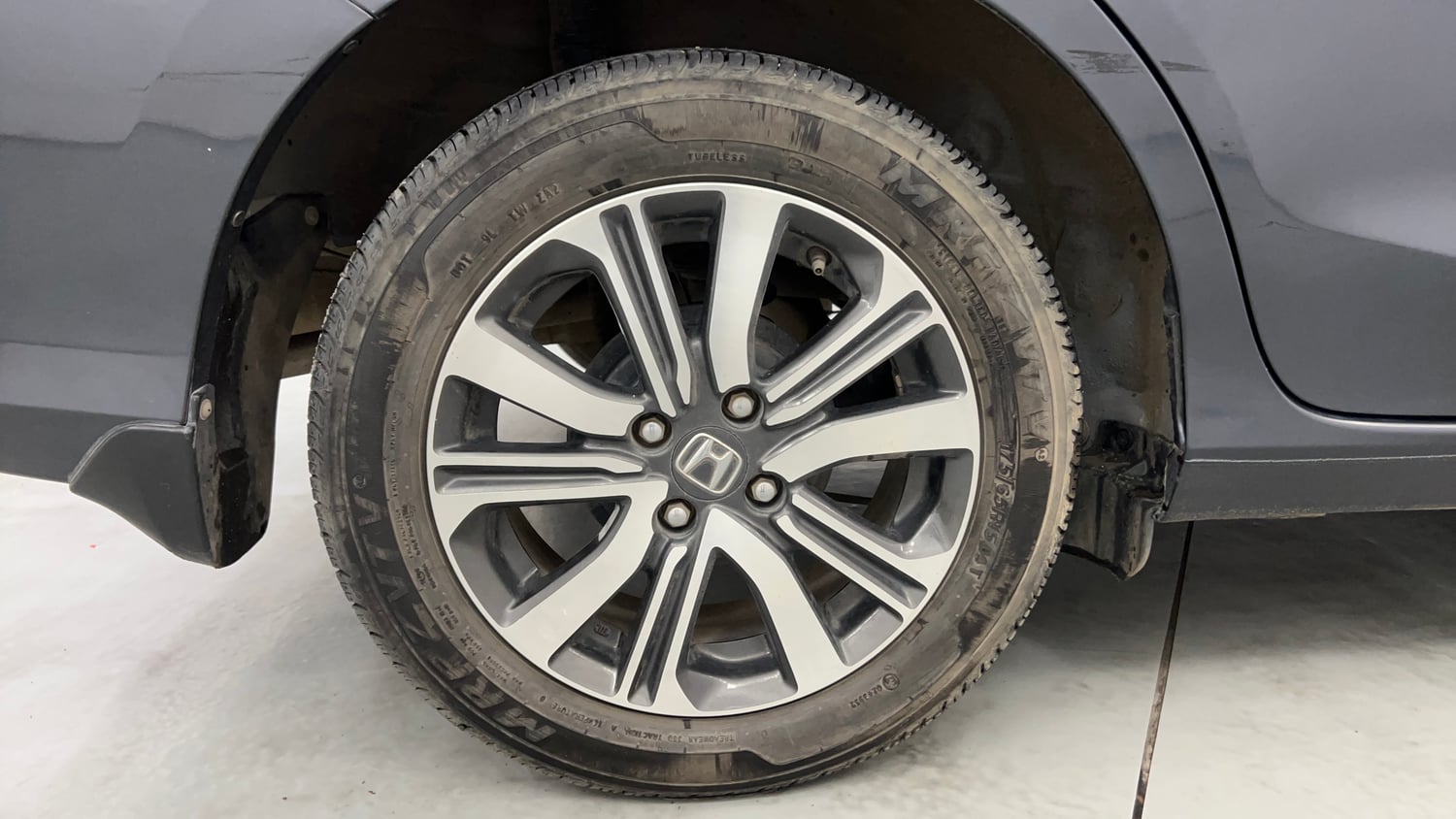 Used 2023 Honda Amaze VX MT 1.2 Petrol Petrol Manual tyres RIGHT REAR TYRE RIM VIEW