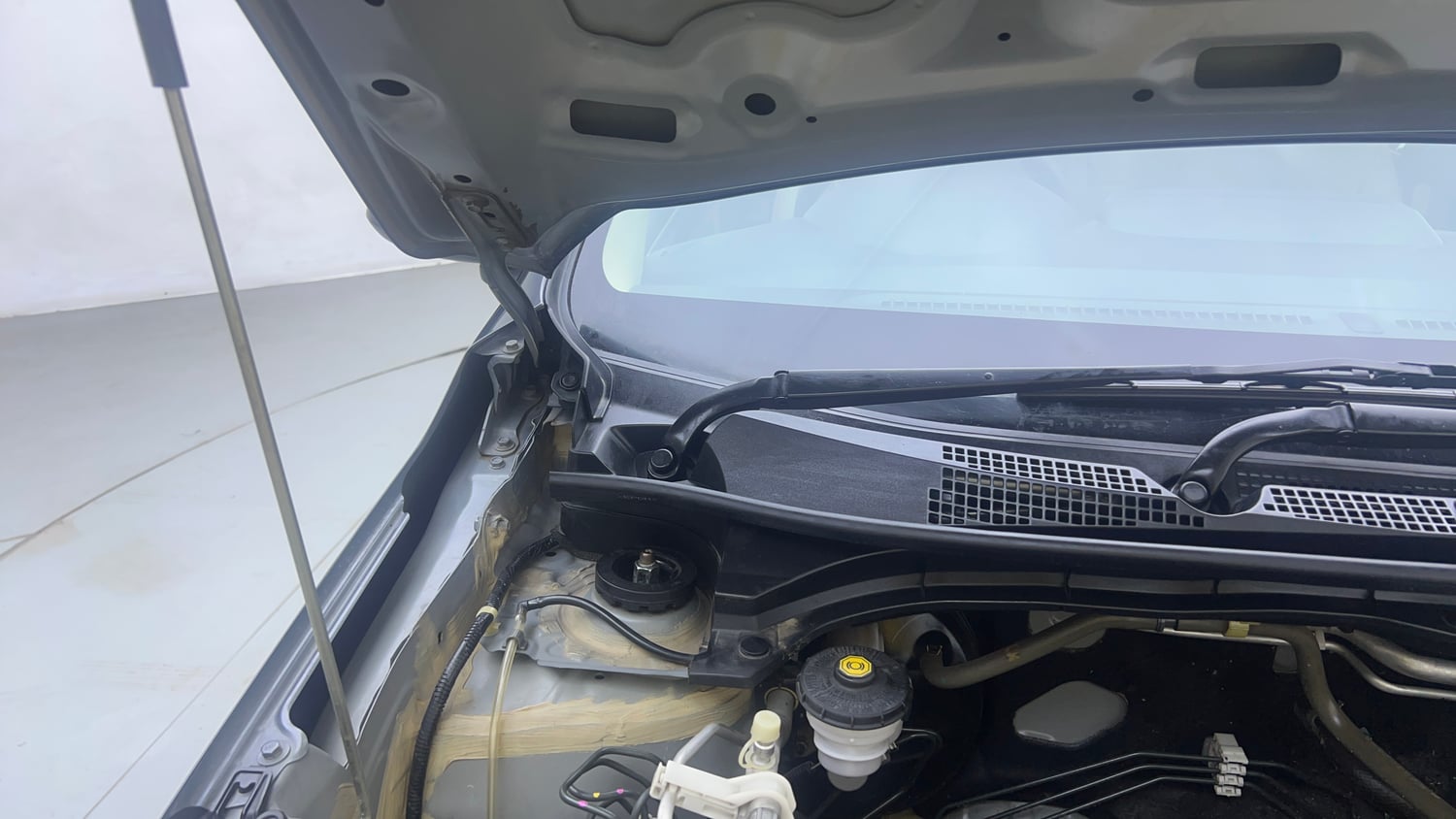 Used 2023 Honda Amaze VX CVT 1.2 Petrol Petrol Automatic engine ENGINE RIGHT SIDE HINGE & APRON VIEW