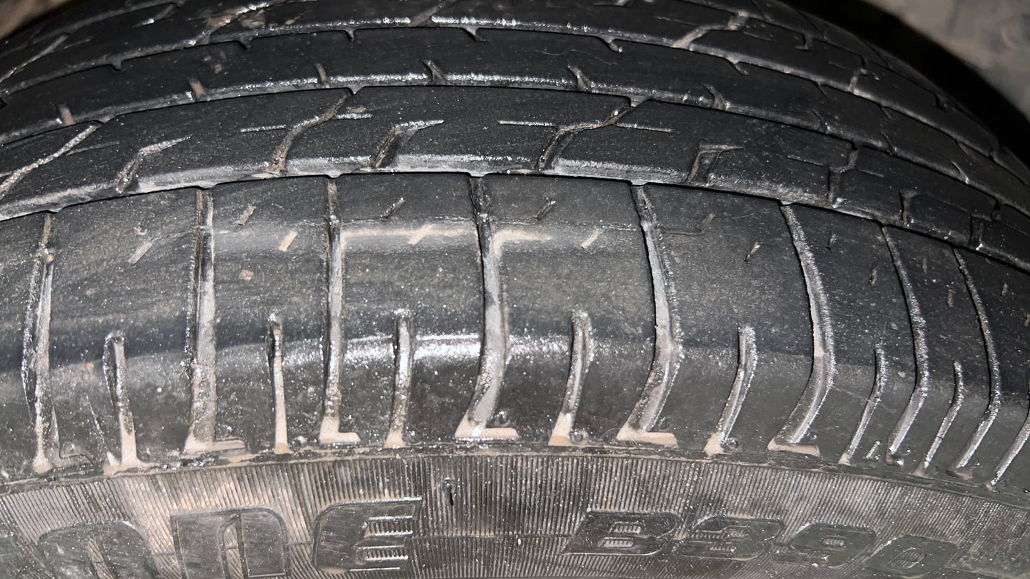 Used 2024 Toyota Innova Hycross GX (O) 7 STR Petrol Automatic tyres RIGHT FRONT TYRE TREAD VIEW