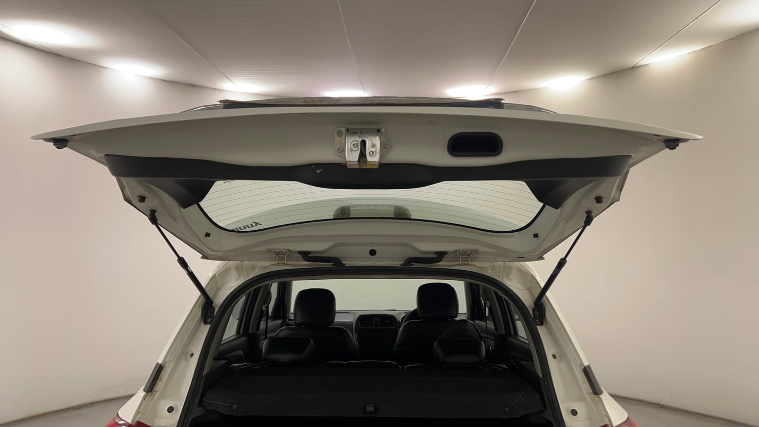 Used 2017 Maruti Suzuki Vitara Brezza [2016-2020] ZDi Plus Diesel Manual interior DICKY DOOR OPEN VIEW