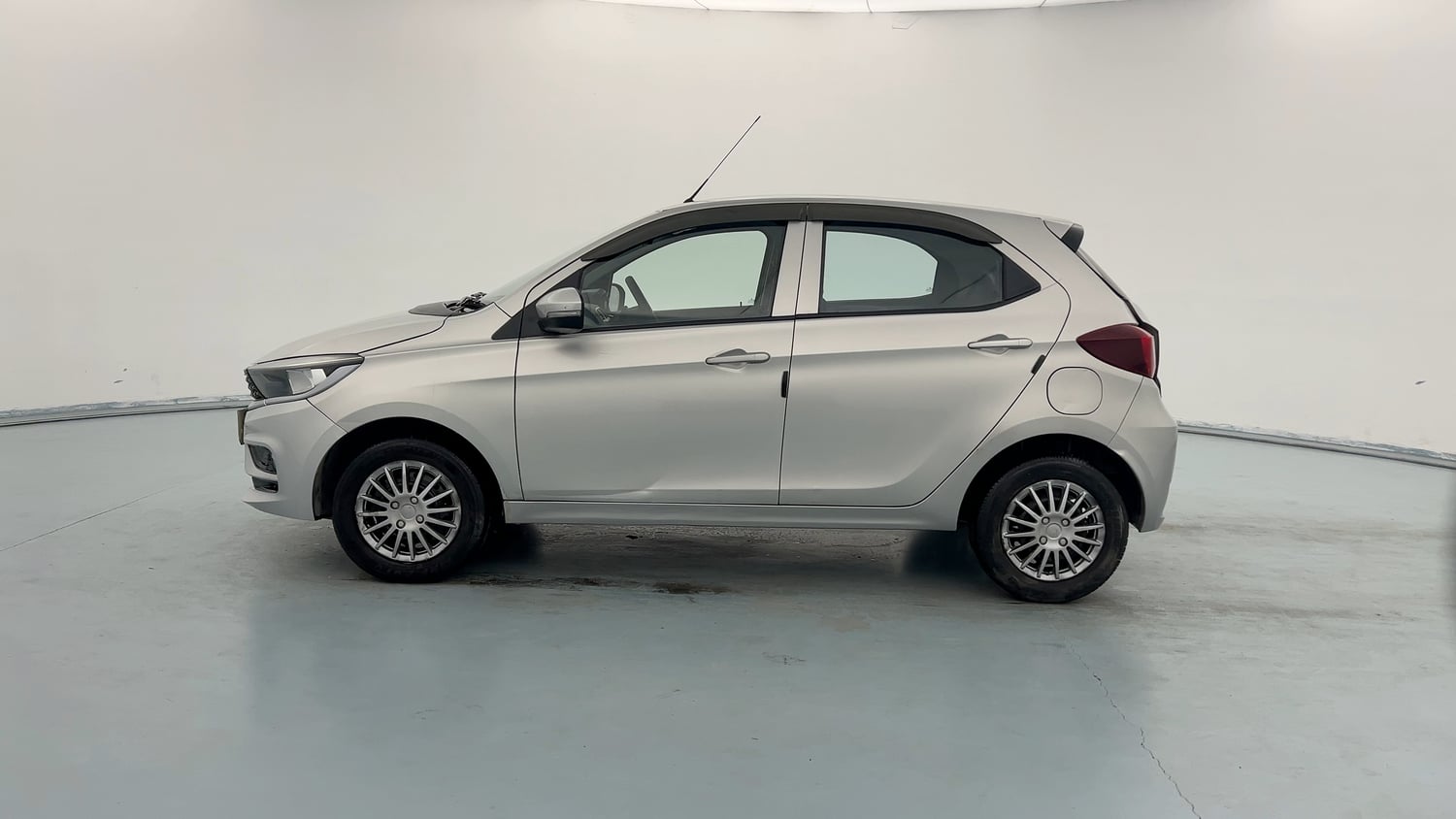 Used 2020 Tata Tiago XT Petrol Manual exterior LEFT SIDE VIEW