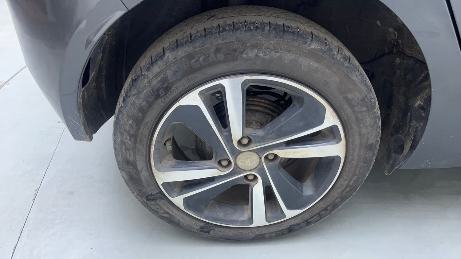 Used 2024 Tata Altroz XZA Petrol Petrol Automatic tyres RIGHT REAR TYRE RIM VIEW