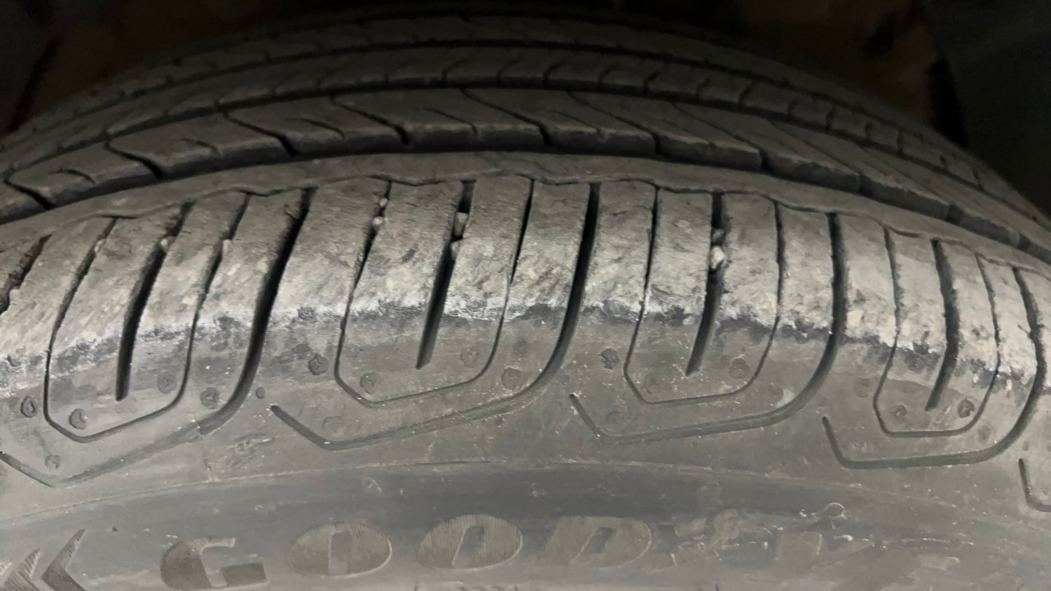 Used 2024 Mahindra XUV 3XO AX7 1.2 Petrol AT Petrol Automatic tyres RIGHT FRONT TYRE TREAD VIEW