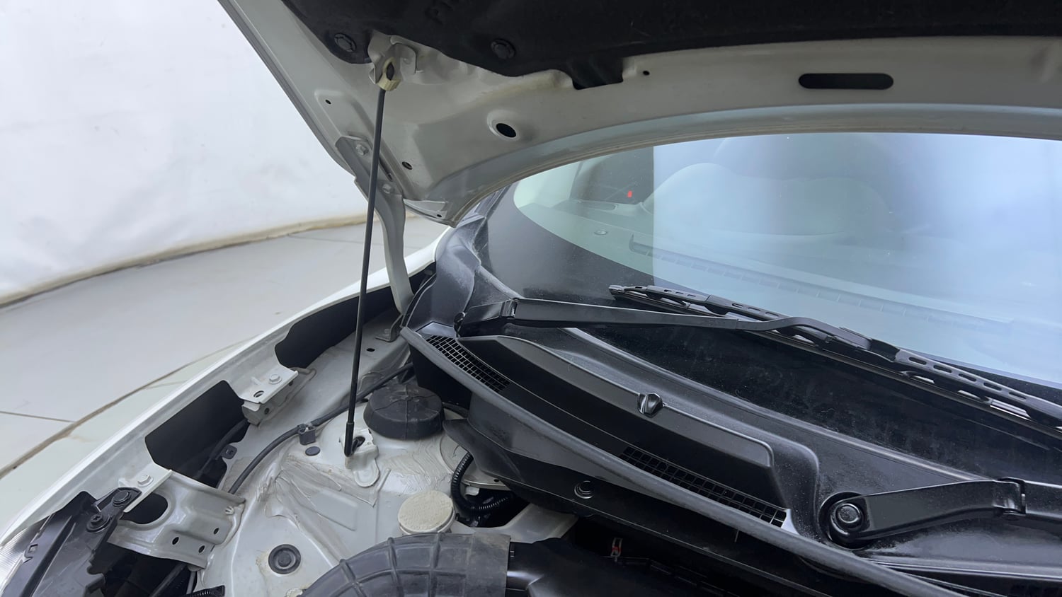 Used 2020 Maruti Suzuki Swift ZXi AMT Petrol Automatic engine ENGINE RIGHT SIDE HINGE & APRON VIEW