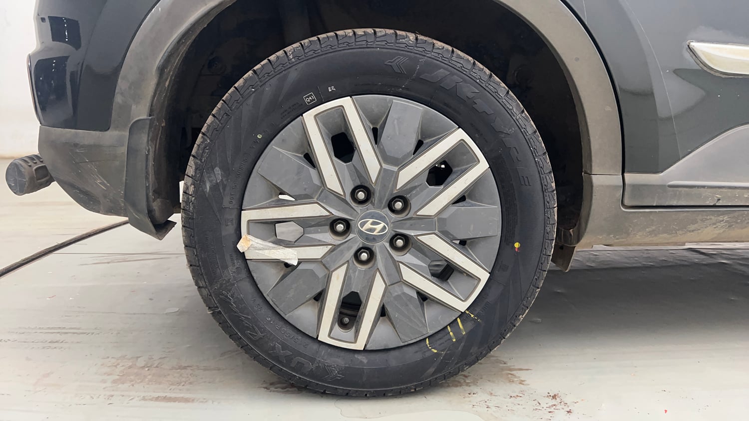Used 2021 Hyundai Venue SX 1.0 Turbo Petrol Manual tyres RIGHT REAR TYRE RIM VIEW