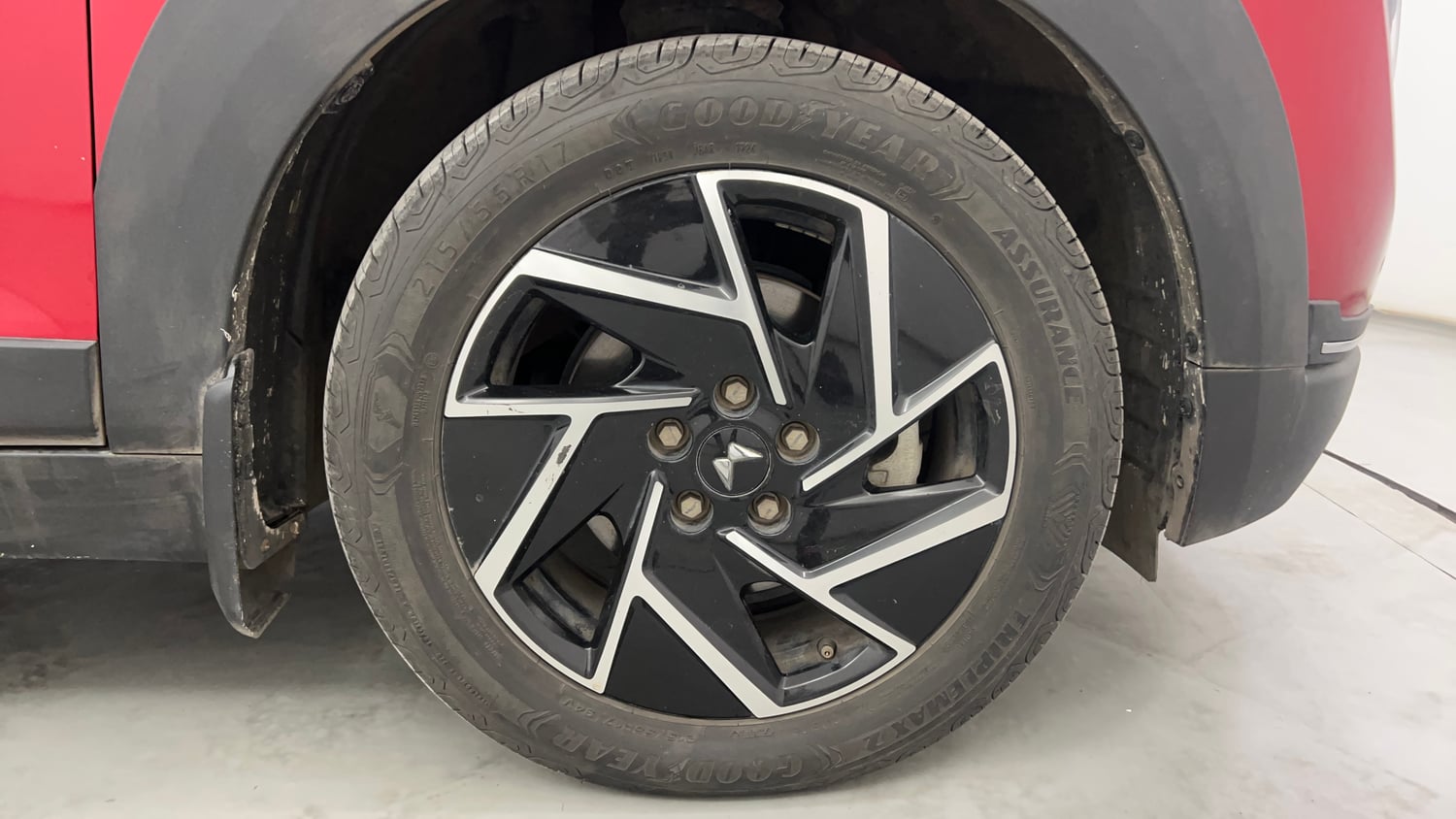 Used 2024 Mahindra XUV 3XO AX7 1.2 Petrol AT Petrol Automatic tyres RIGHT FRONT TYRE RIM VIEW
