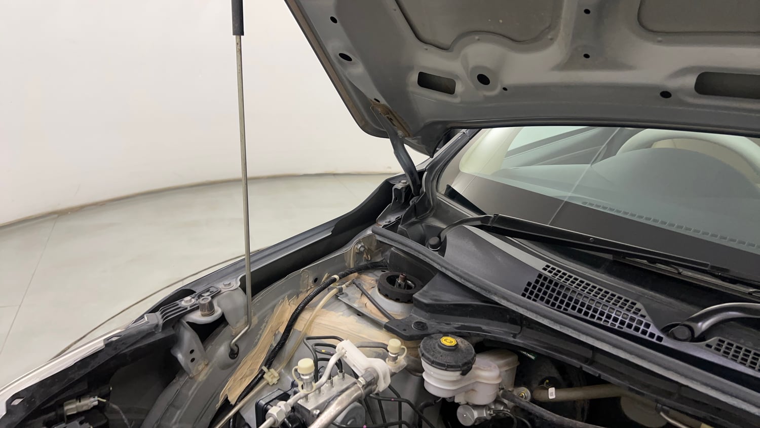 Used 2023 Honda Amaze VX MT 1.2 Petrol Petrol Manual engine ENGINE RIGHT SIDE HINGE & APRON VIEW