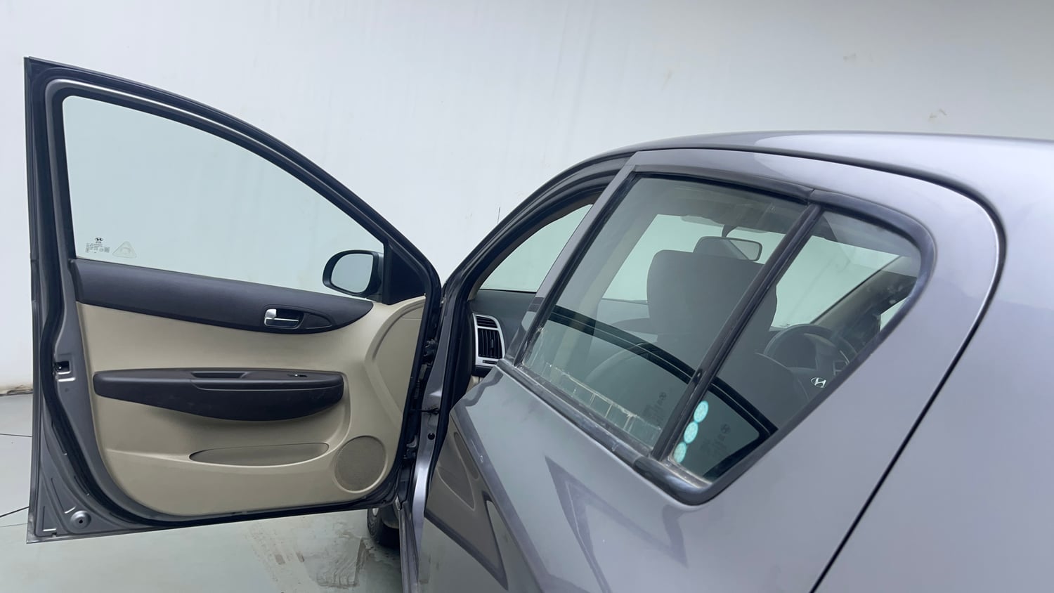 Used 2014 Hyundai i20 Magna 1.2 Petrol Manual interior LEFT FRONT DOOR OPEN VIEW