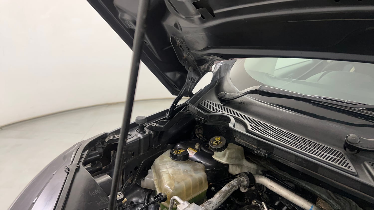 Used 2017 Ford EcoSport Trend 1.5L TDCi Diesel Manual engine ENGINE RIGHT SIDE HINGE & APRON VIEW