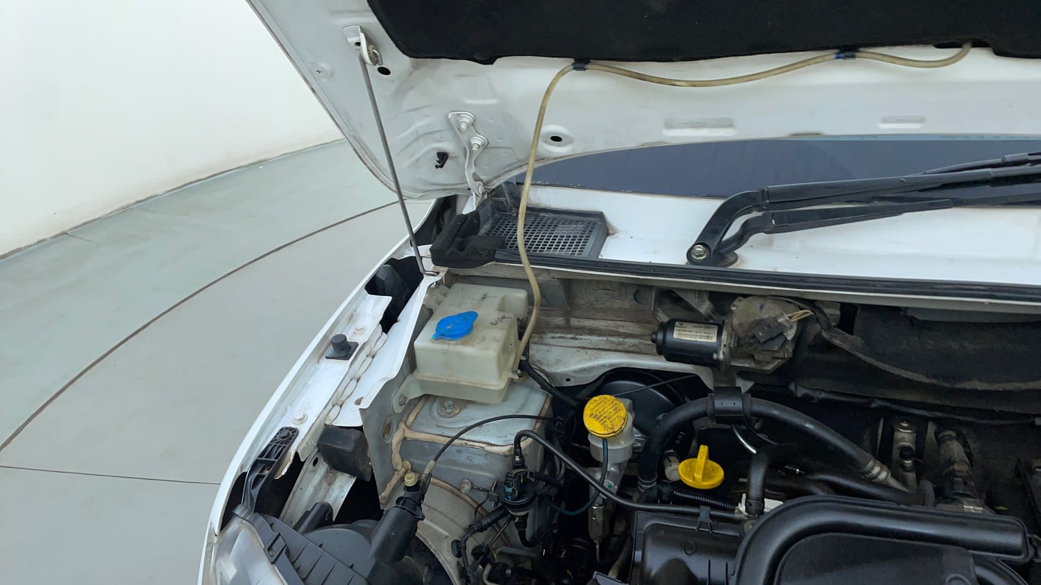 Used 2018 Renault Kwid 1.0 RXL Petrol Manual engine ENGINE RIGHT SIDE HINGE & APRON VIEW