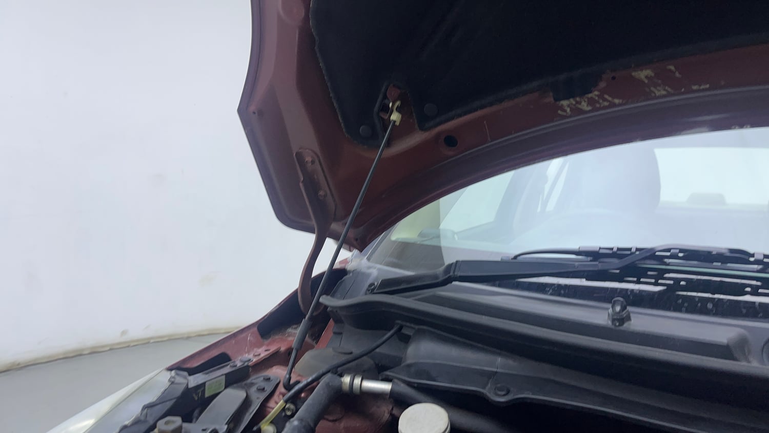 Used 2016 Maruti Suzuki Swift VXi Petrol Manual engine ENGINE RIGHT SIDE HINGE & APRON VIEW