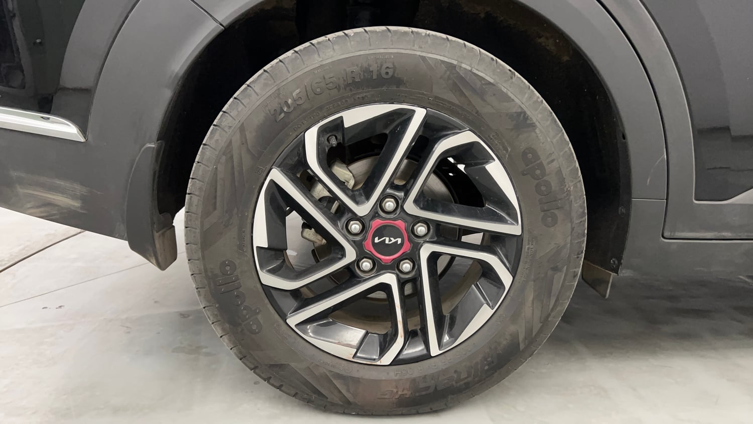 Used 2026 Kia Carens Premium (O) 1.5 Petrol 7 STR Petrol Manual tyres RIGHT REAR TYRE RIM VIEW