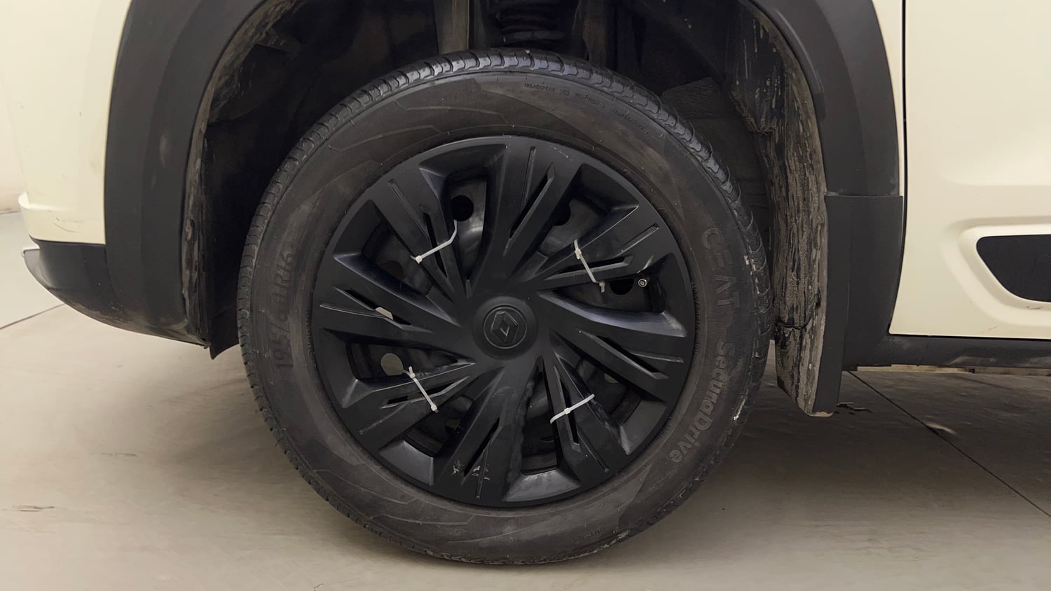 Used 2025 Renault Kiger RXL Petrol Manual tyres LEFT FRONT TYRE RIM VIEW