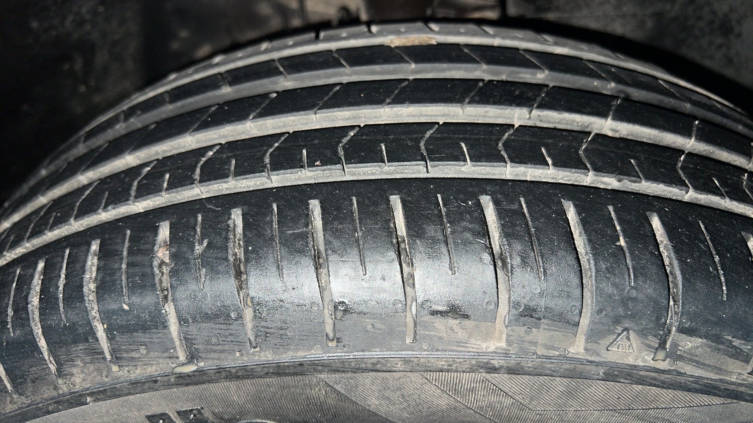 Used 2023 Tata Punch Accomplished Dazzle Pack MT Petrol Manual tyres RIGHT FRONT TYRE TREAD VIEW