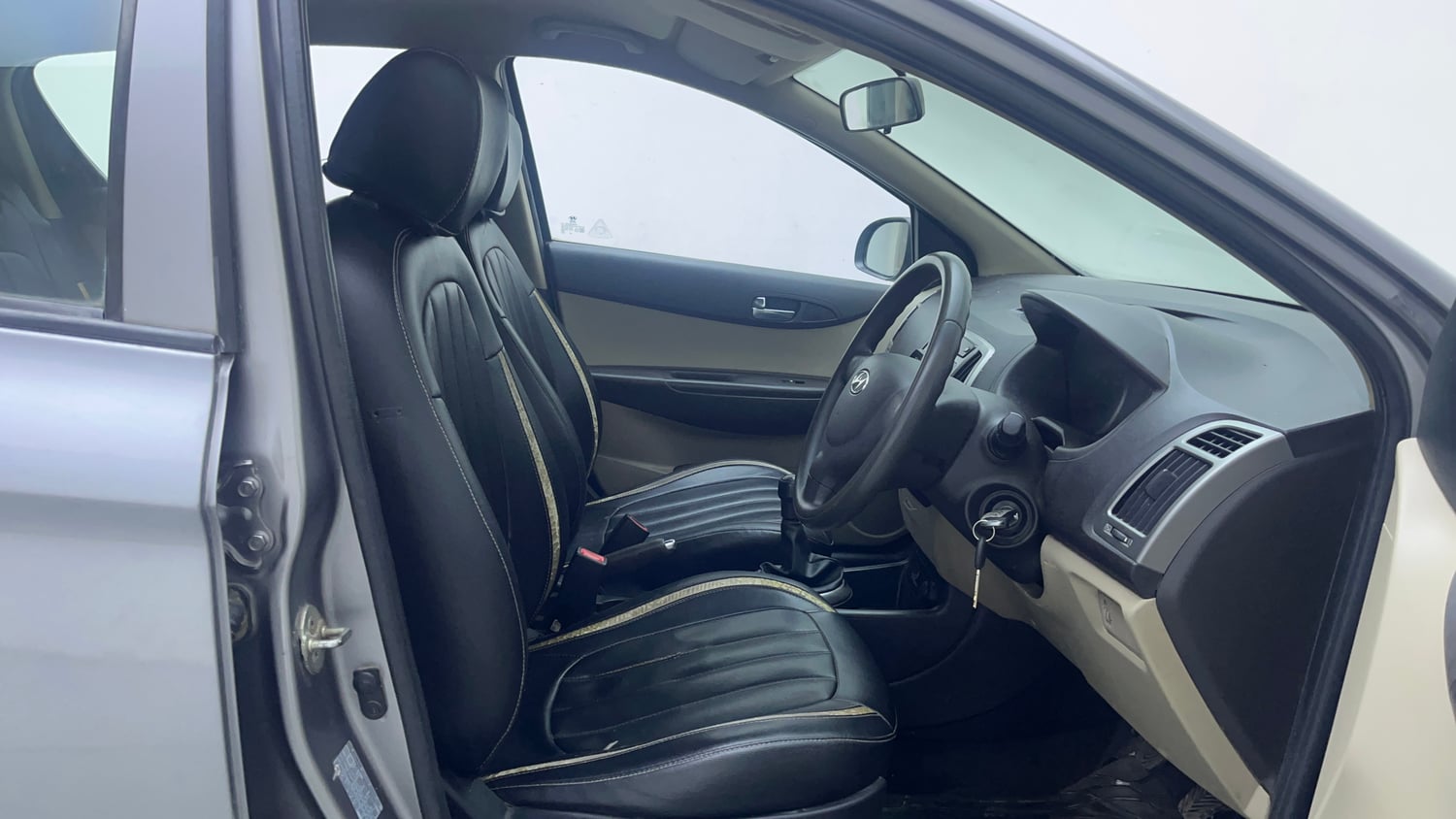 Used 2014 Hyundai i20 Magna 1.2 Petrol Manual interior RIGHT SIDE FRONT DOOR CABIN VIEW