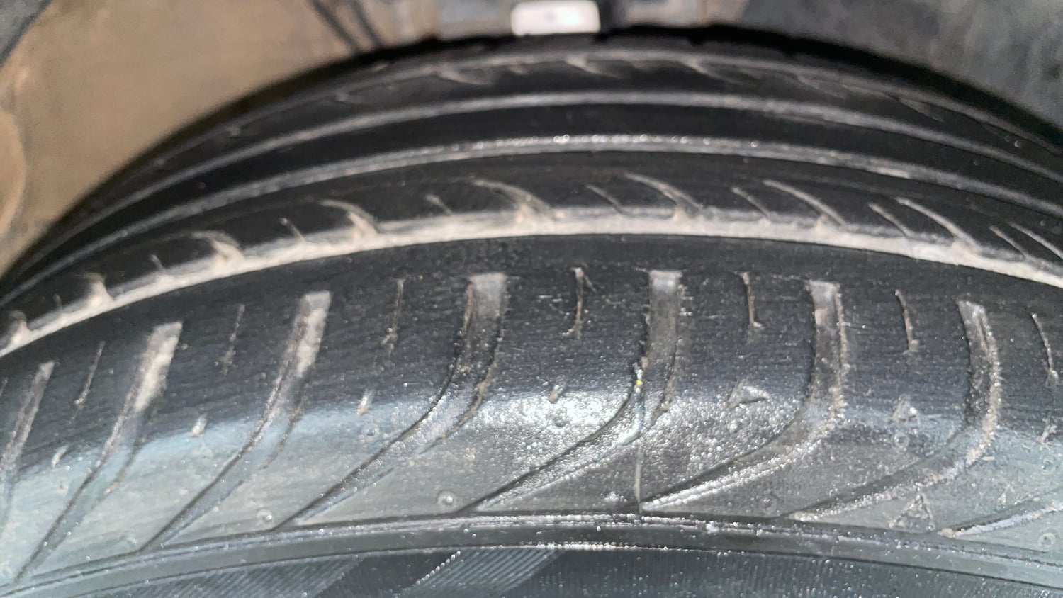 Used 2016 Volkswagen Polo Comfortline 1.2L (P) Petrol Manual tyres RIGHT FRONT TYRE TREAD VIEW