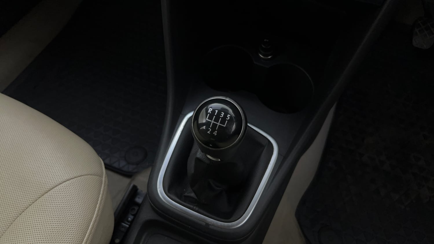 Used 2014 Volkswagen Polo Highline1.2L (P) Petrol Manual interior GEAR  KNOB VIEW