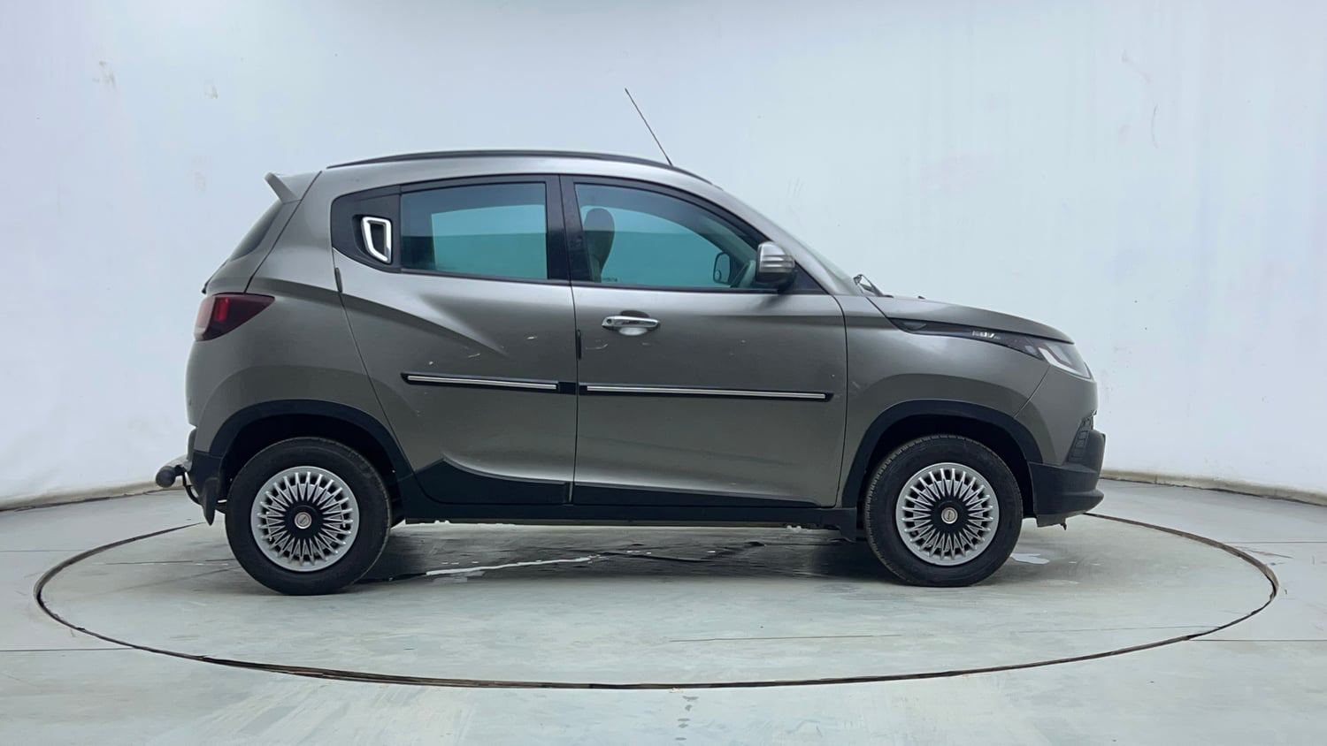 Used 2016 Mahindra KUV100 K6+ 6 STR Petrol Manual exterior RIGHT SIDE VIEW