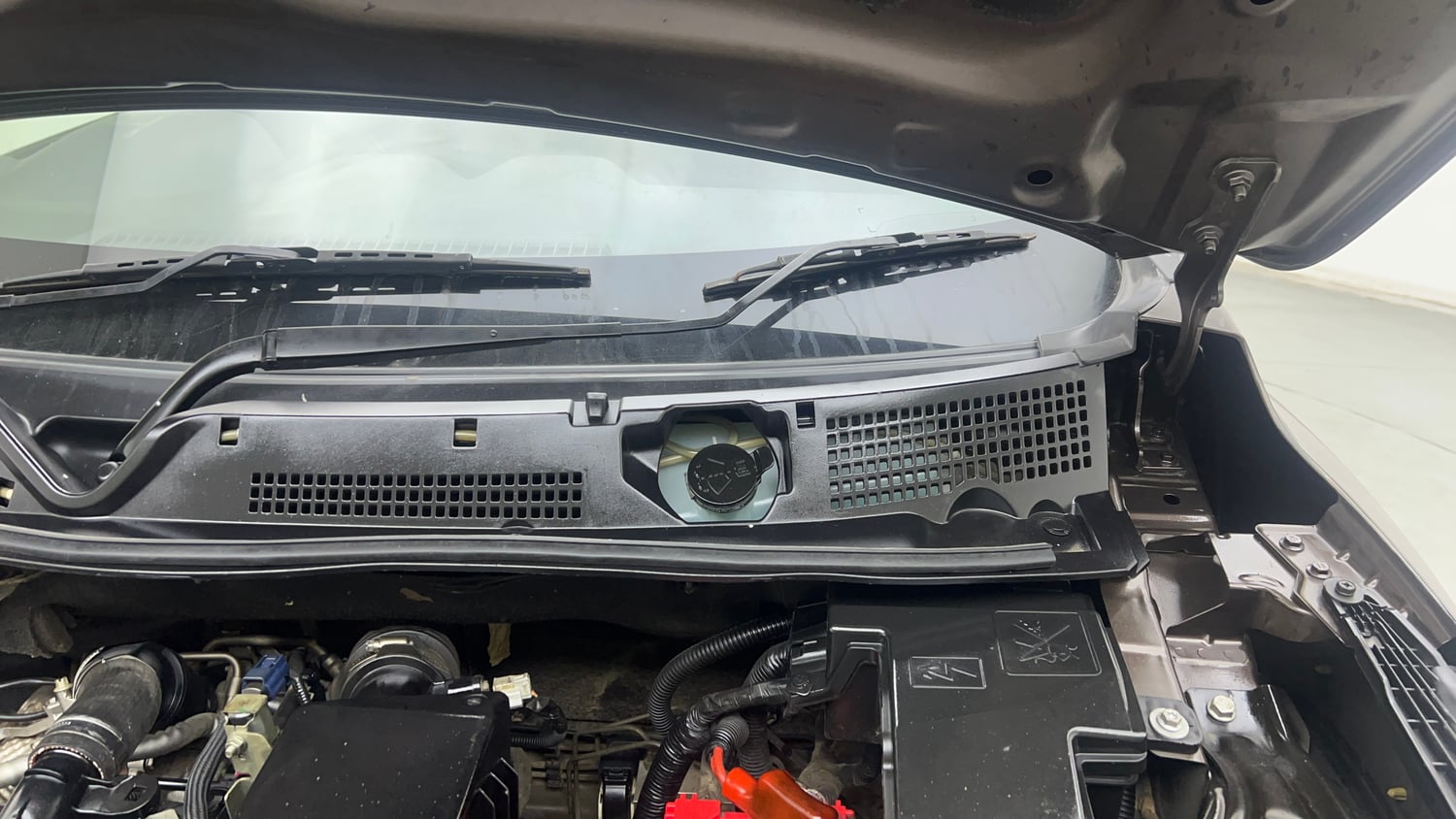 Used 2021 Nissan Magnite XV Turbo Petrol Manual engine ENGINE LEFT SIDE HINGE & APRON VIEW